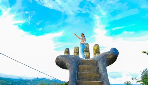 手のひらのモニュメントの上で撮影