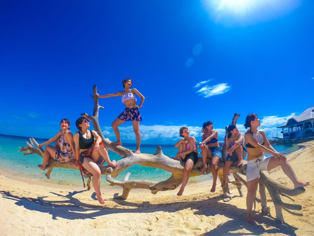 パンダノン島の流木で撮影する女性7人