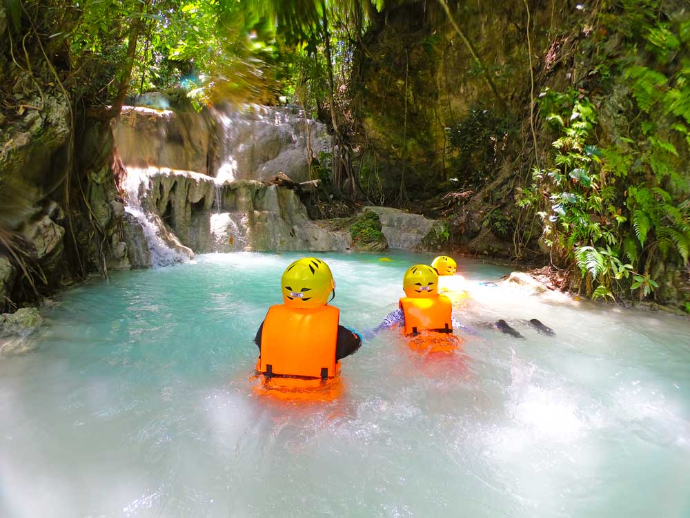 アギニッド滝で泳ぐ