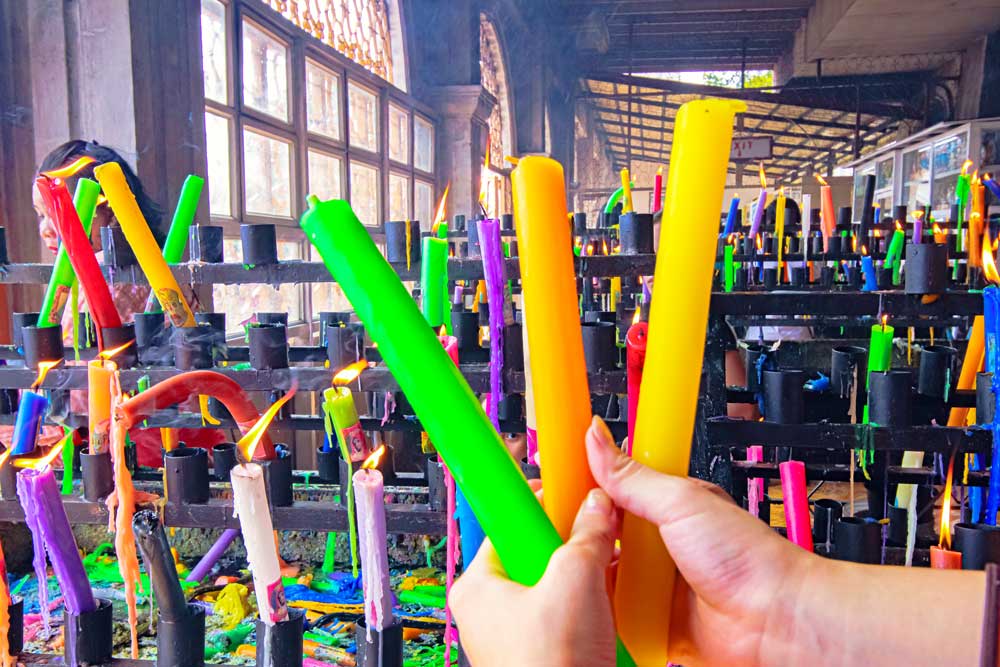 シマラ教会のカラフルなロウソク