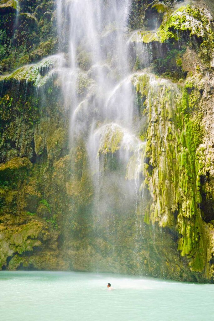 ツマログ滝の下で泳ぐ