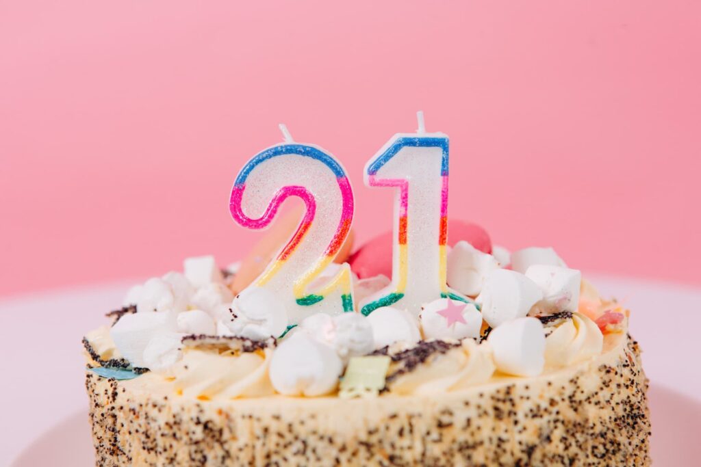 21歳を祝うロウソクとケーキ
