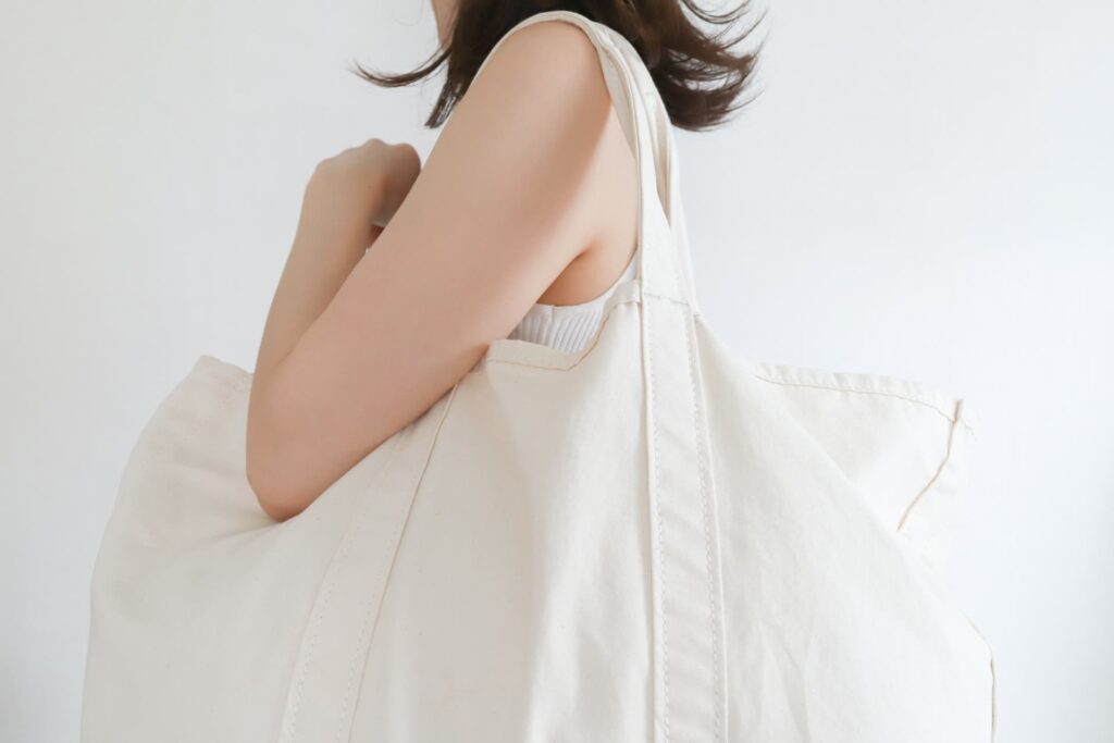 エコバッグを持つ女性