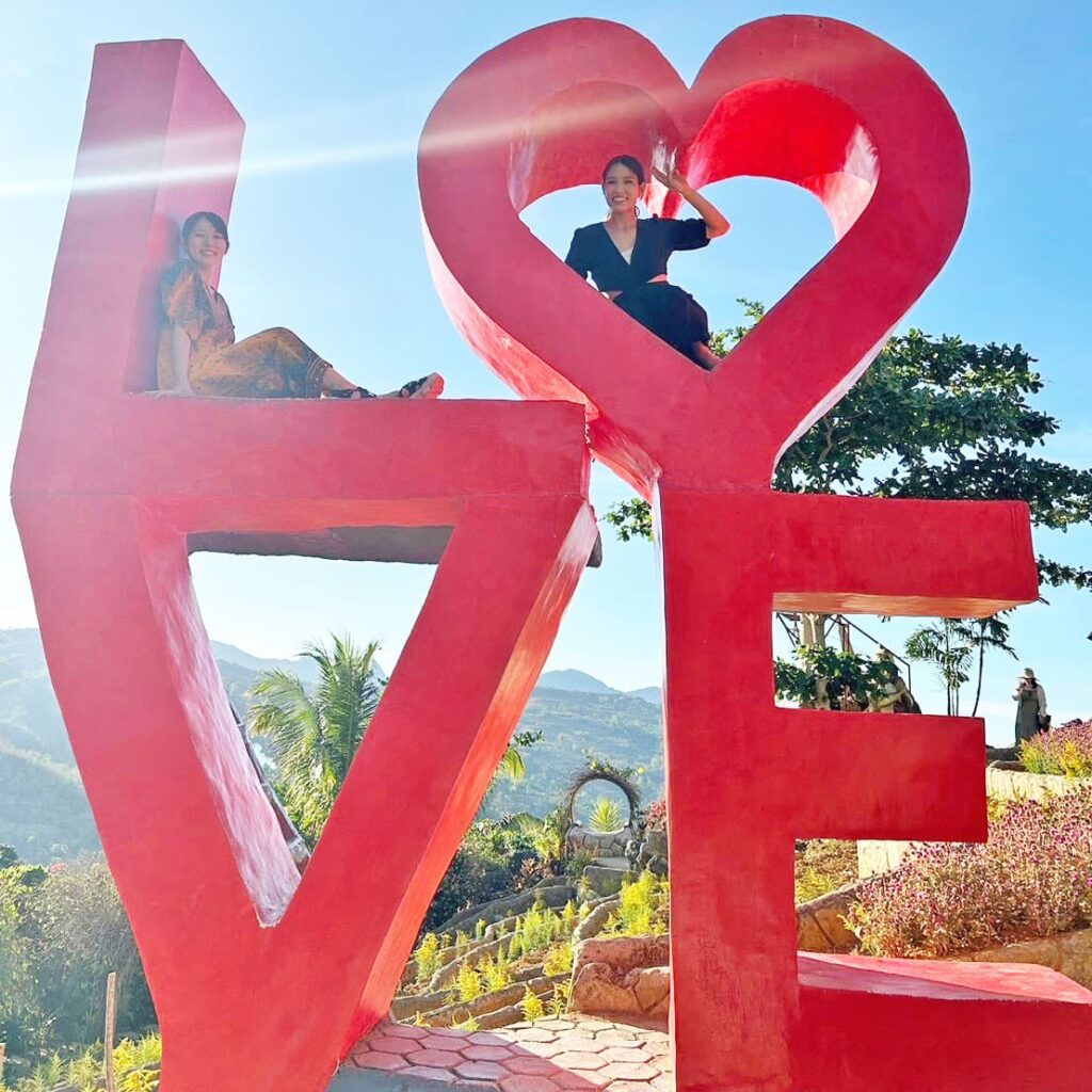 シラオガーデンのLOVEモニュメントで写真撮影する女性2人