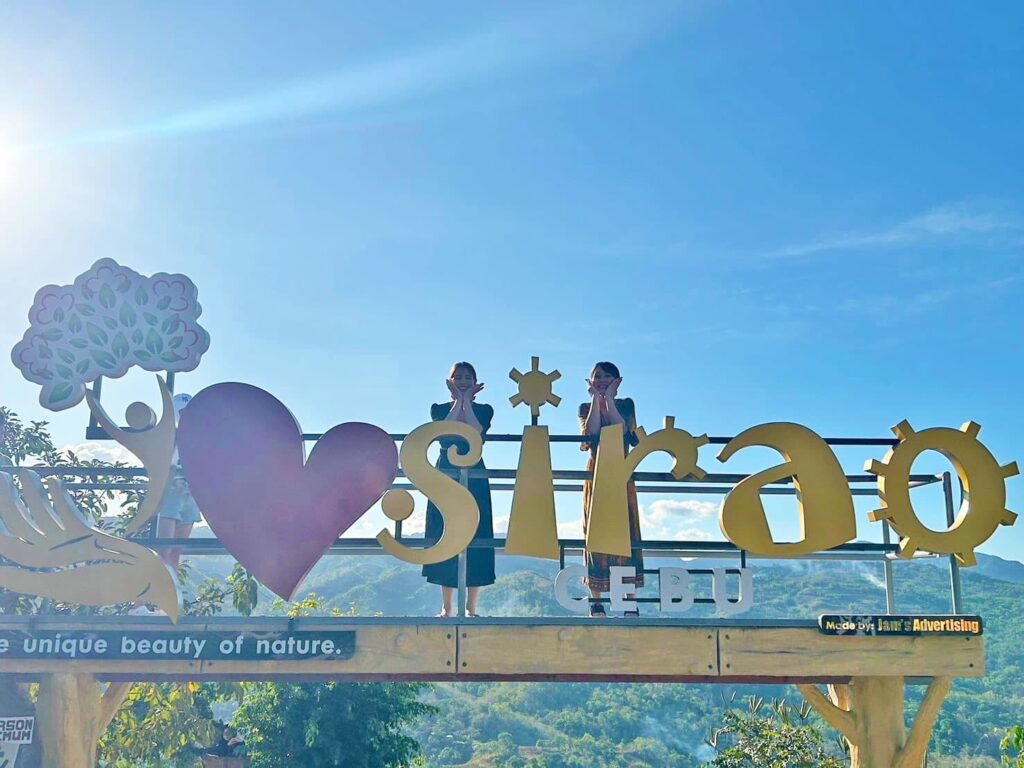 I♡siraoのSiraoのモニュメントで写真撮影する女性2人