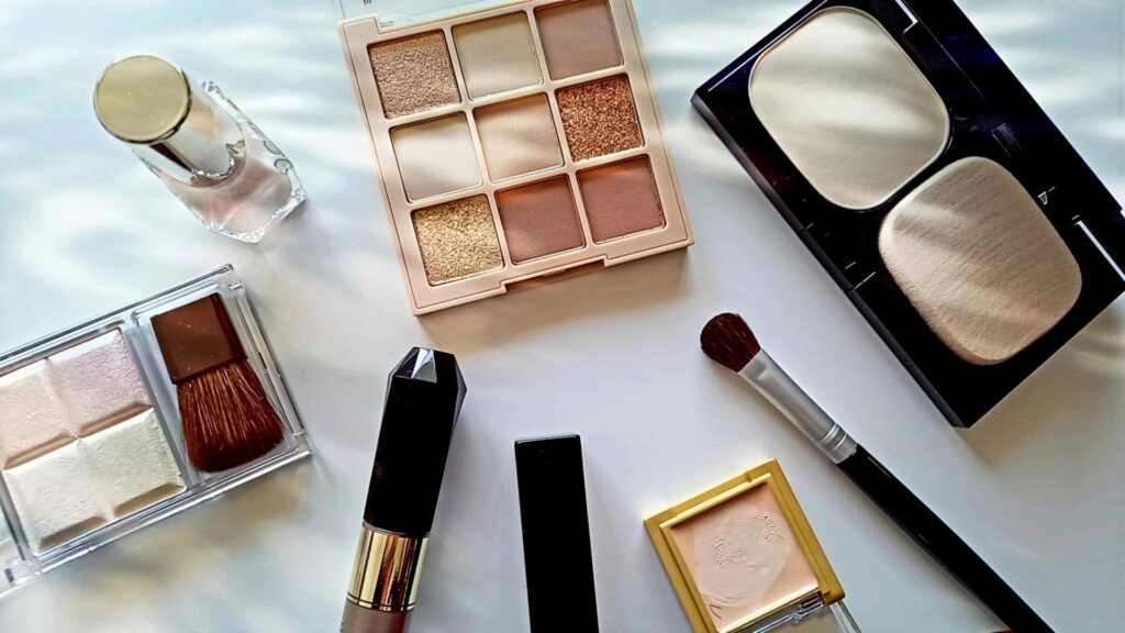 ブラシやファンデーションなど様々なコスメ用品