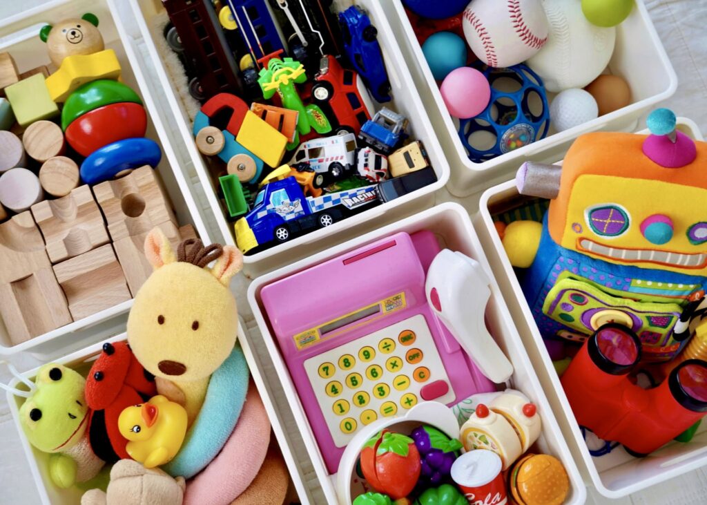 箱に入った様々な子ども用おもちゃ