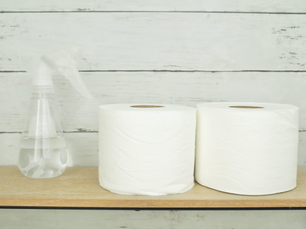 トイレットペーパーとアルコールスプレー