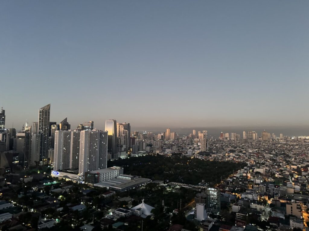 マニラのビルが立ち並ぶイメージ