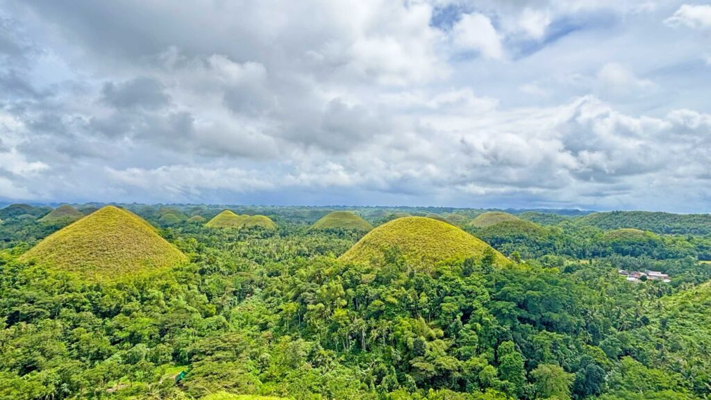 雨季のチョコレートヒルズ
